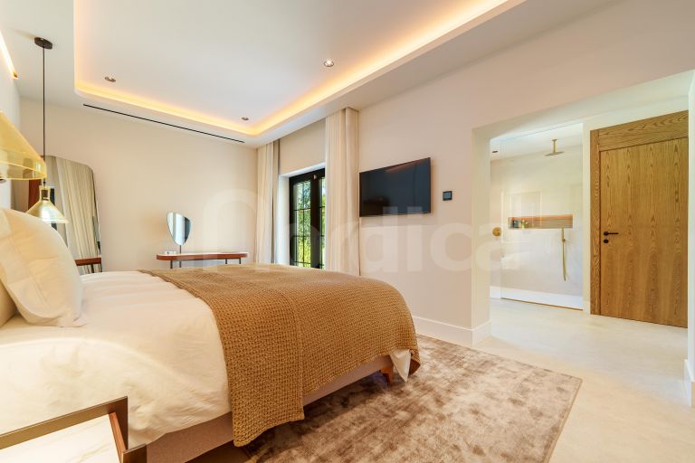 5 bedroom villa beachside Puerto Banus