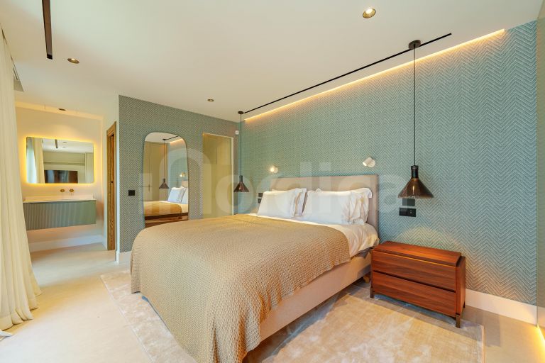 5 bedroom villa beachside Puerto Banus