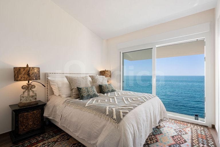 Stunning Renovated Frontine Beach Duplex Penthouse