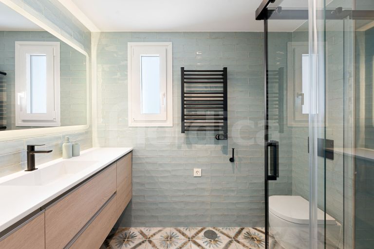 Stunning Renovated Frontine Beach Duplex Penthouse