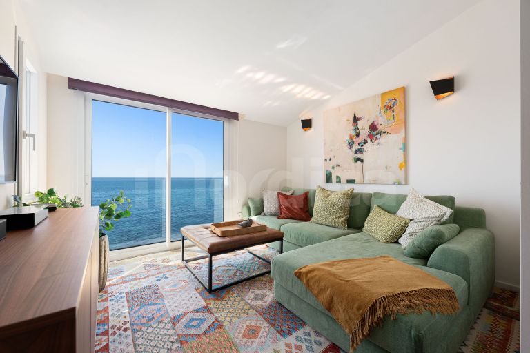 Stunning Renovated Frontine Beach Duplex Penthouse