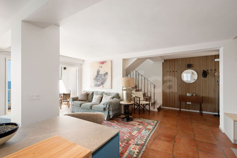 Stunning Renovated Frontine Beach Duplex Penthouse