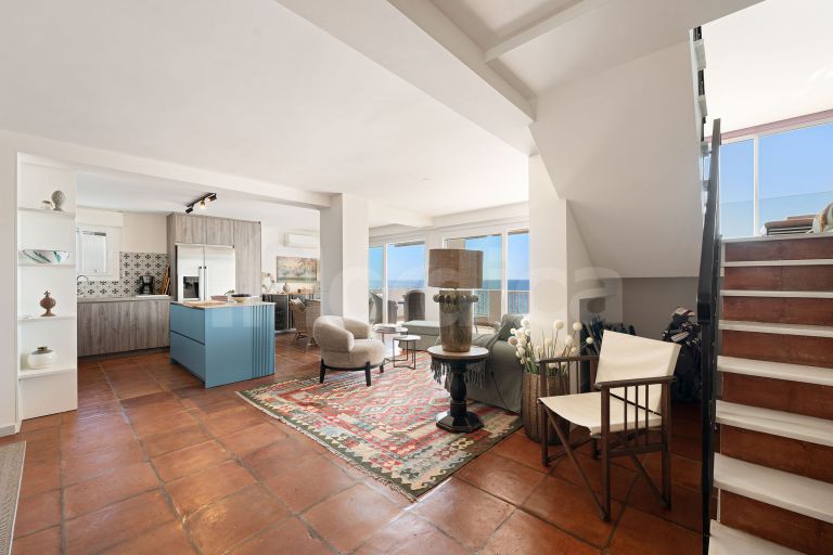 Stunning Renovated Frontine Beach Duplex Penthouse