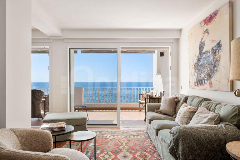 Stunning Renovated Frontine Beach Duplex Penthouse