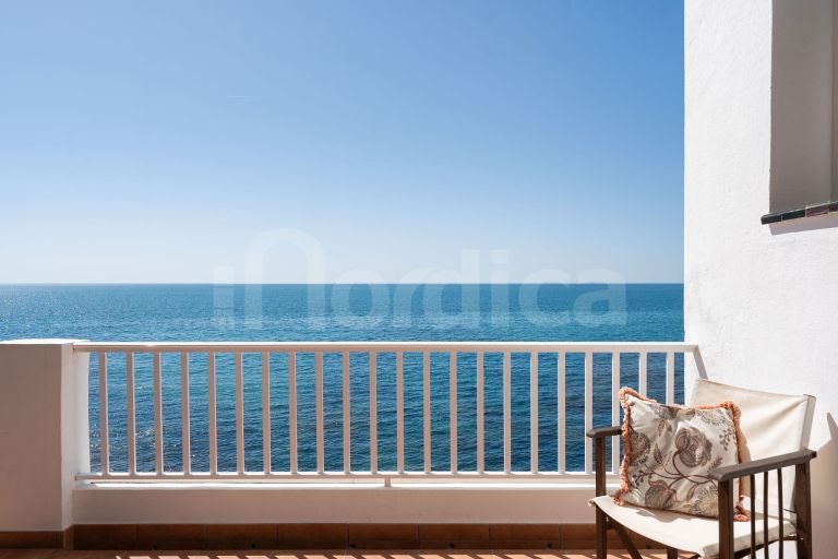 Stunning Renovated Frontine Beach Duplex Penthouse