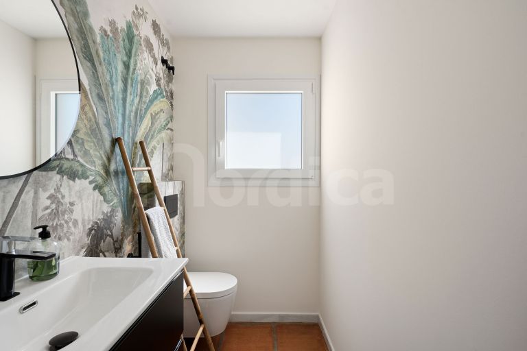 Stunning Renovated Frontine Beach Duplex Penthouse