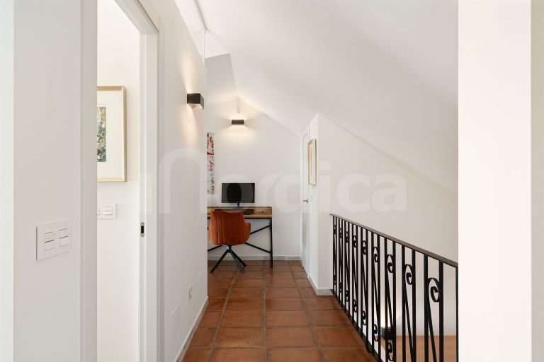 Stunning Renovated Frontine Beach Duplex Penthouse