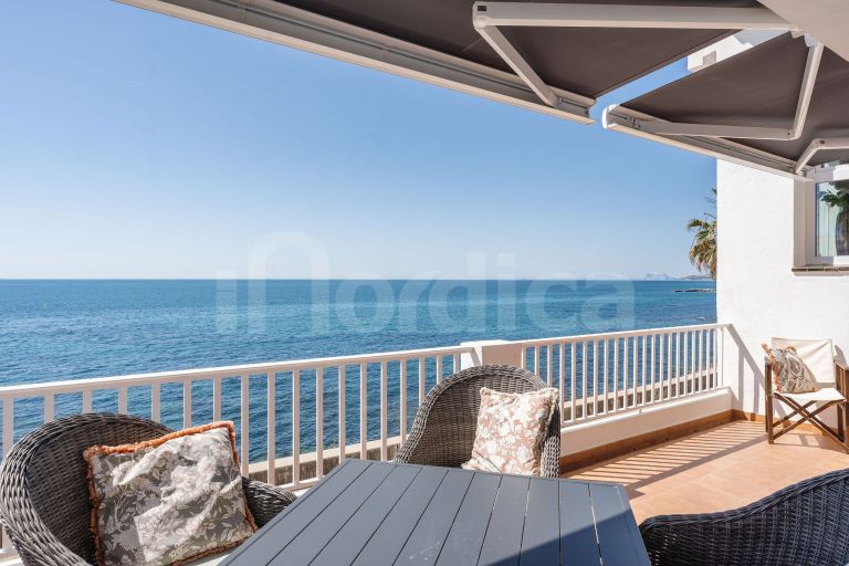 Stunning Renovated Frontine Beach Duplex Penthouse