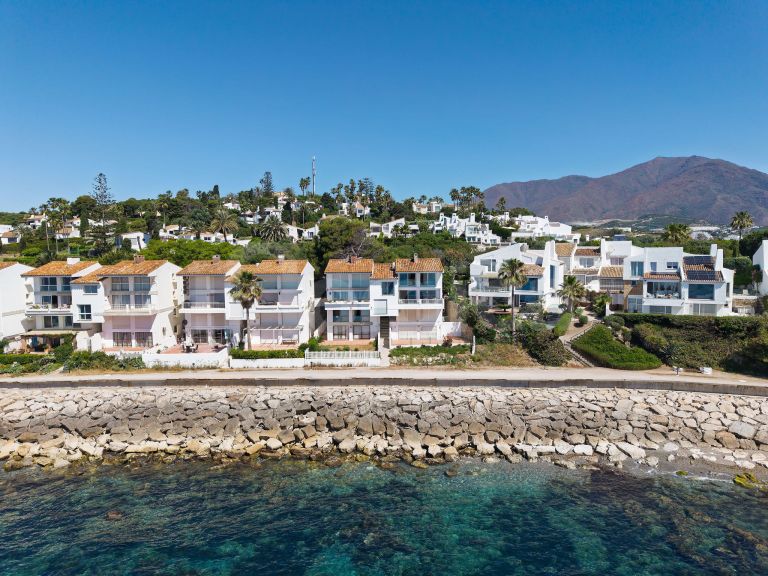 Stunning Renovated Frontine Beach Duplex Penthouse