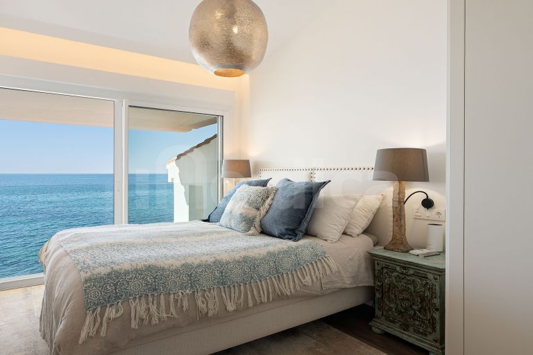 Stunning Renovated Frontine Beach Duplex Penthouse