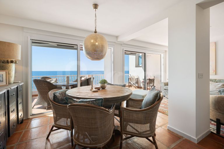 Stunning Renovated Frontine Beach Duplex Penthouse