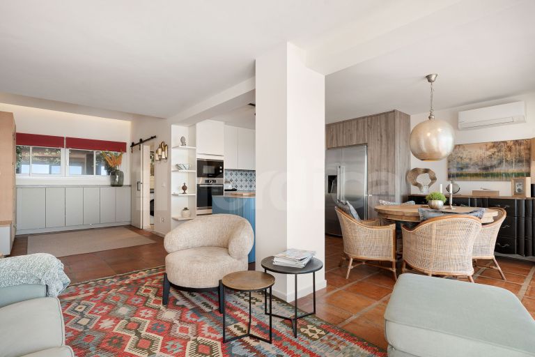 Stunning Renovated Frontine Beach Duplex Penthouse
