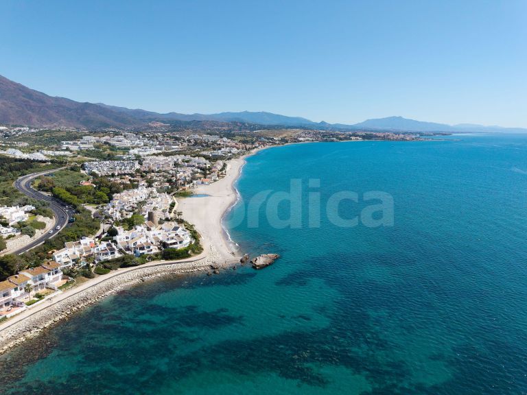 Stunning Renovated Frontine Beach Duplex Penthouse