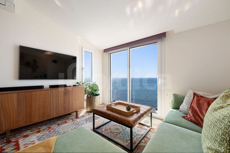 Stunning Renovated Frontine Beach Duplex Penthouse