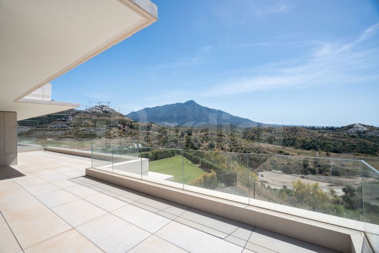 Contemporary apartment with panoramic views