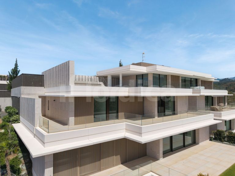 Contemporary apartment with panoramic views