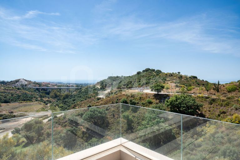 Contemporary apartment with panoramic views