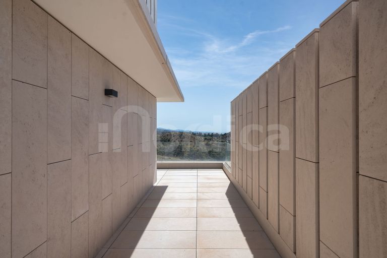 Contemporary apartment with panoramic views