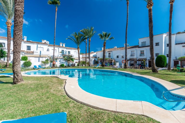 Town House for sale in Los Naranjos Country Club