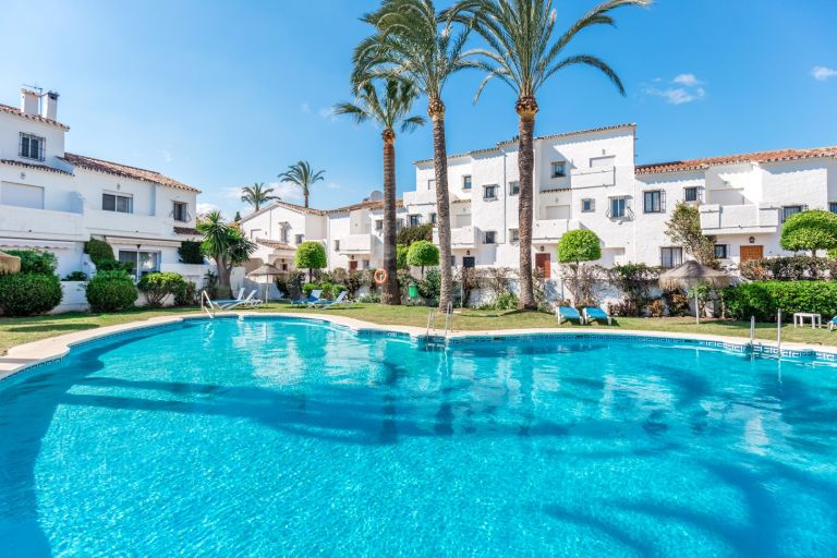 Town House for sale in Los Naranjos Country Club