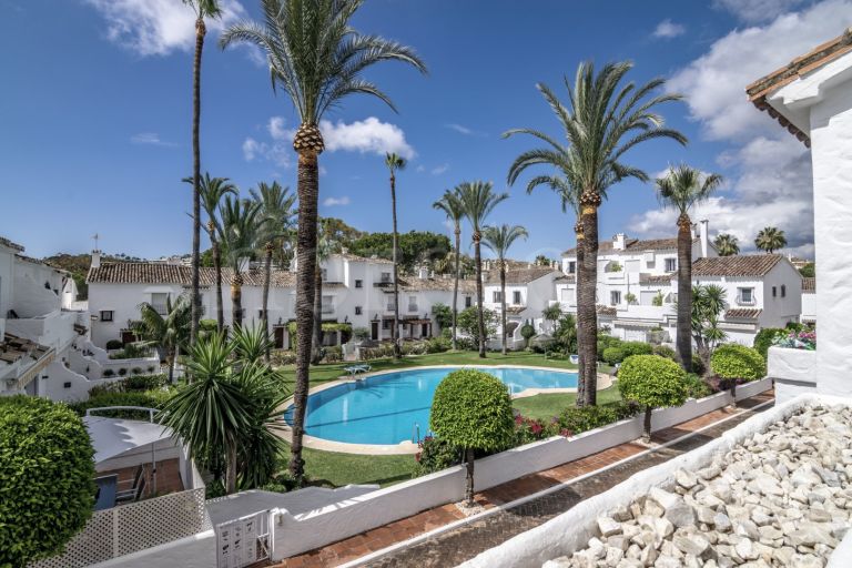 Town House for sale in Los Naranjos Country Club