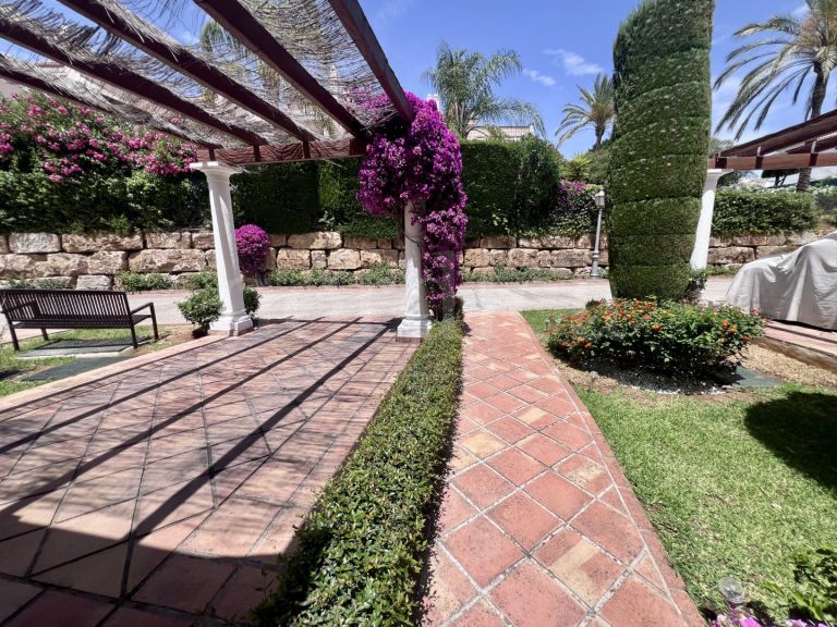 Town House for sale in Paraiso Hills