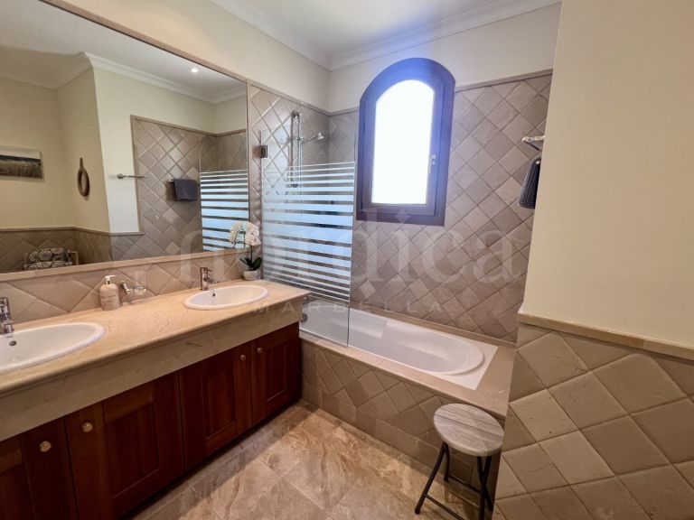 Town House for sale in Paraiso Hills