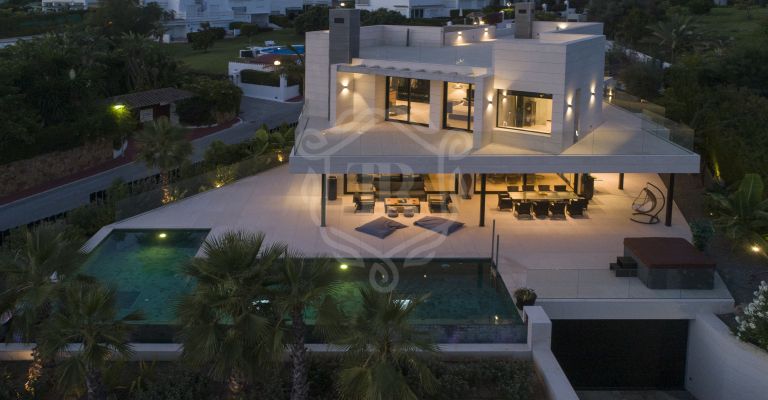 Amazing and luxury Villa with mountain views in a prestigious location in Nueva Andalucia