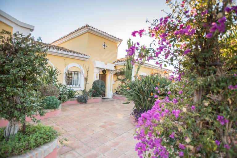 Preciosa Villa clásica de 4 dormitorios en Aladea Dorada ( Nueva Andalucia)