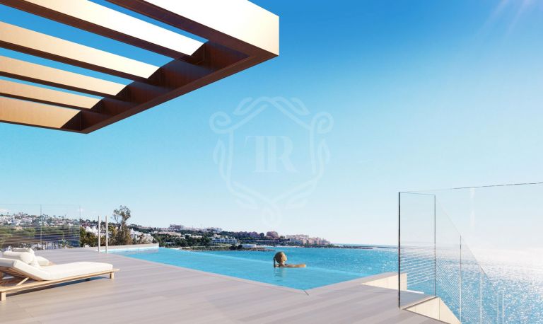 Dúplex en primera línea de playa con piscina privada en Estepona