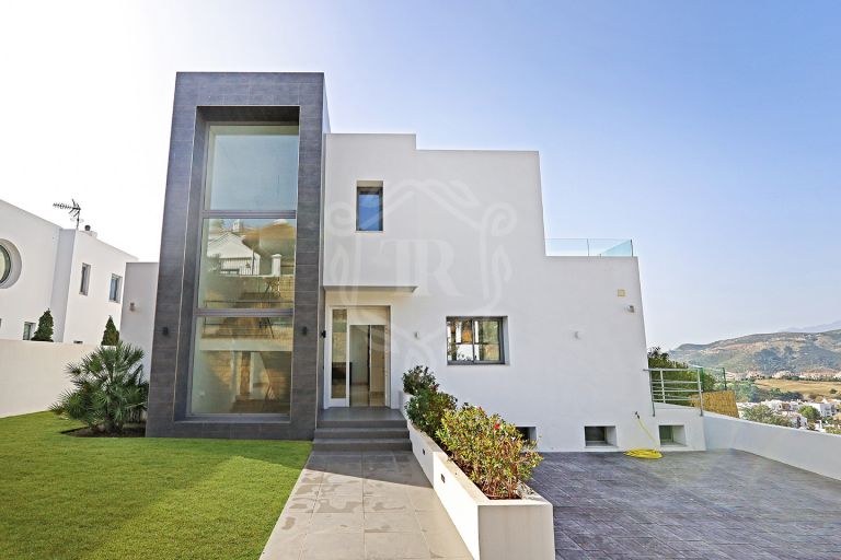 Contemporary 5-bedroom villa with wonderful views in Benahavis