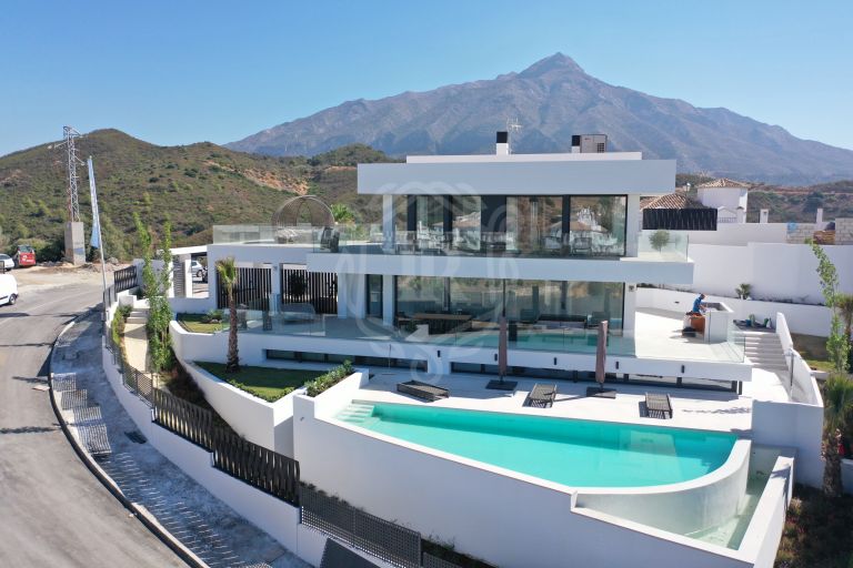 SOPHISTICATED VILLA WITH AN AMAZING SEA VIEWS