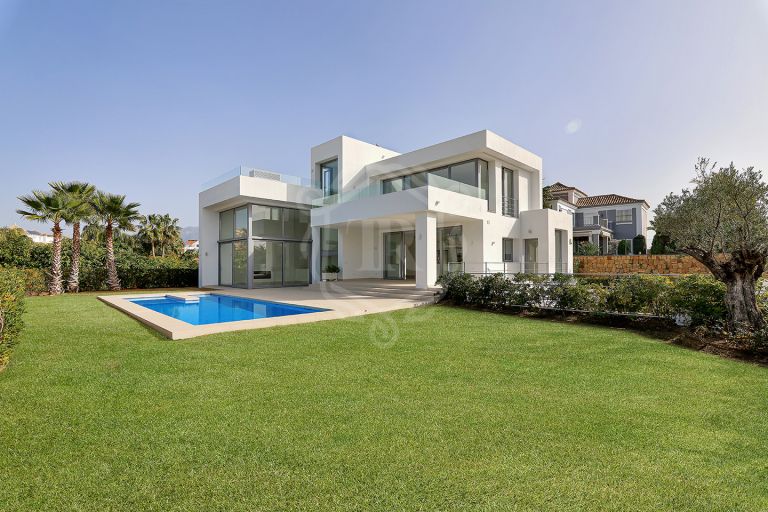 Villa contemporánea de nueva construcción con impresionantes vistas en Benahavis