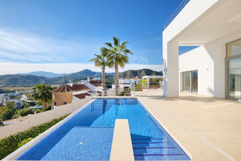 New built stunning villa with awesome views in Benahavis