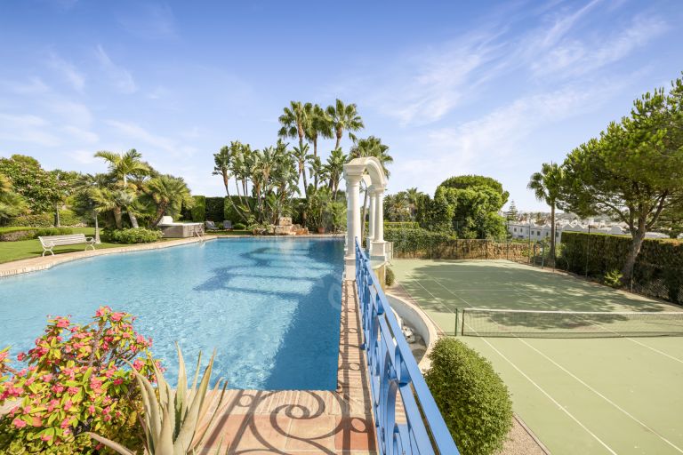 Impressive mansion with private tennis court in Nueva Andalucia