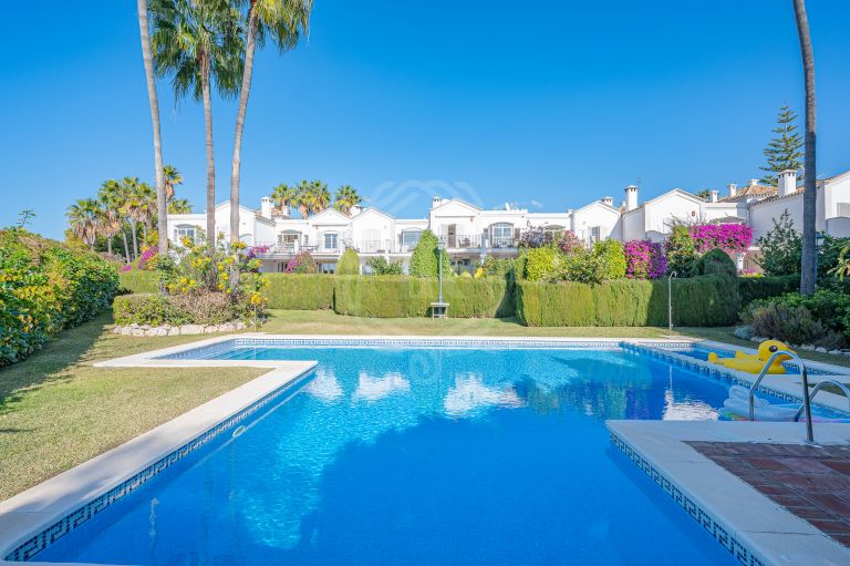Charming townhouse with views in the heart of Nueva Andalucia's golf valley