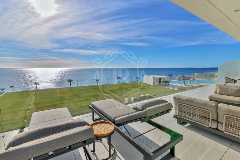 Apartamento contemporáneo de 4 dormitorios en primera línea de playa en la Nueva Milla de Oro, Estepona