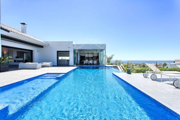 SPECTACULAR TOP-QUALITY CONTEMPORARY VILLA WITH SEA VIEWS IN BENAHAVÍS.