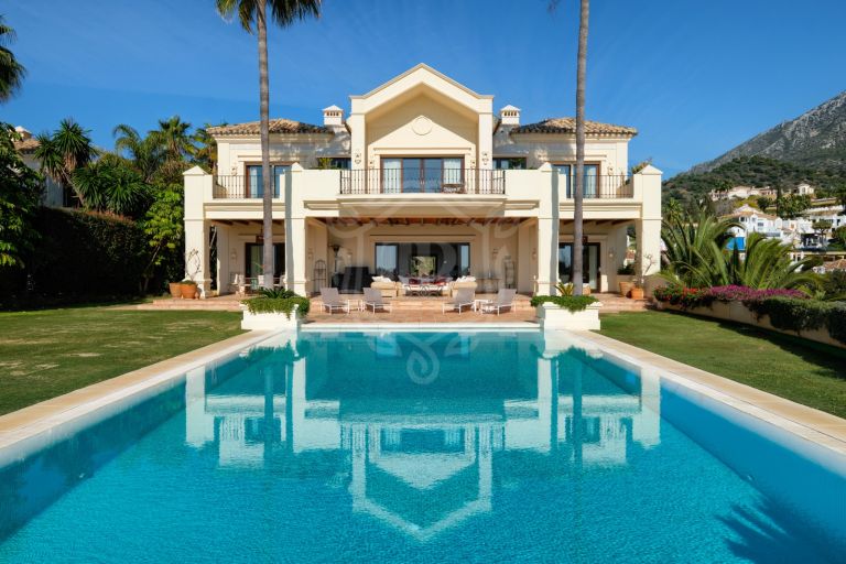 BONITA VILLA DE 5 HABITACIONES CON VISTAS AL MAR Y GRAN JARDÍN EN MARBELLA HILL CLUB.