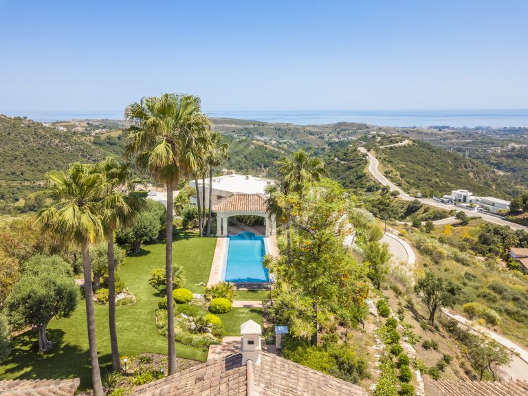 MAGNIFICENT VILLA WITH PANORAMIC COUNTRY &amp; SEA VIEWS IN MONTE MAYOR.