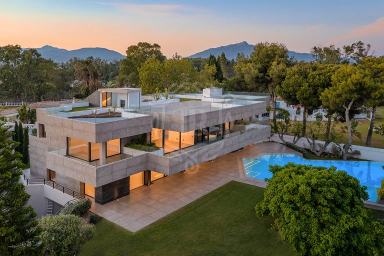 VILLA DE OBRA NUEVA DE ESTILO VANGUARDISTA EN GUADALMINA BAJA.