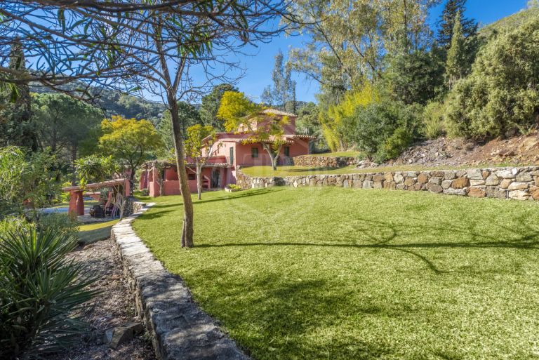 FANTASTIC RUSTIC VILLA WITH TWO PROPERTIES ON A LARGE PLOT OF LAND IN BENAHAVÍS