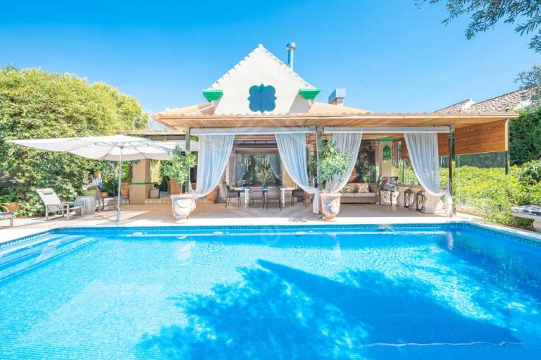 AMAZING &amp; PECULIAR MEDITERRANEAN-STYLE VILLA LOCATED IN ONE OF THE BEST LOCATIONS IN THE GOLDEN MILE.