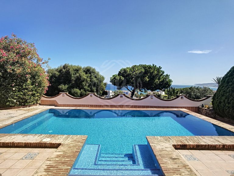 CHARMING VILLA WITH PANORAMIC SEA VIEWS IN CASARES COSTA, ONLY 20 MIN FROM PUERTO BANÚS.