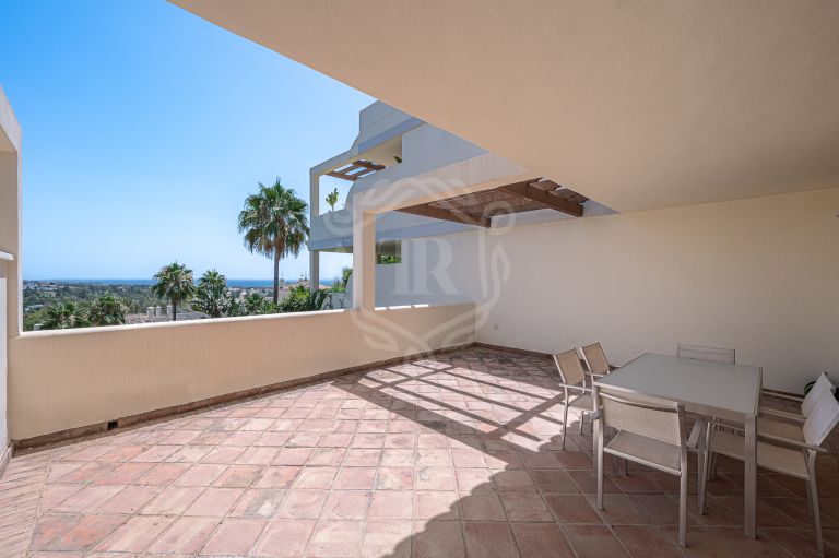 APARTMENT WITH GREAT LOCATION AND BEAUTIFUL SEA VIEWS IN NUEVA ANDALUCIA