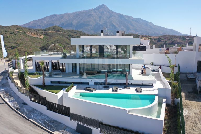 Villa a estrenar con vistas panorámicas al mar en Nueva Andalucía