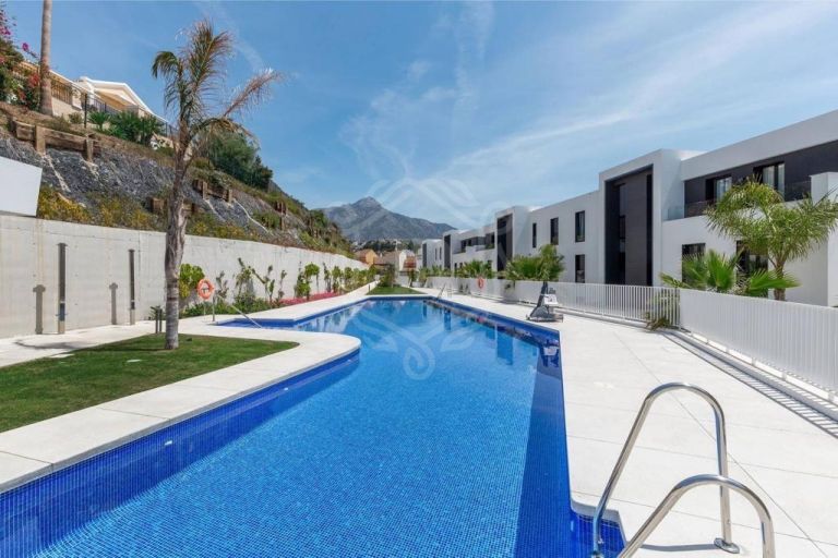 South-facing modern ground floor apartment in Nueva Andalucia