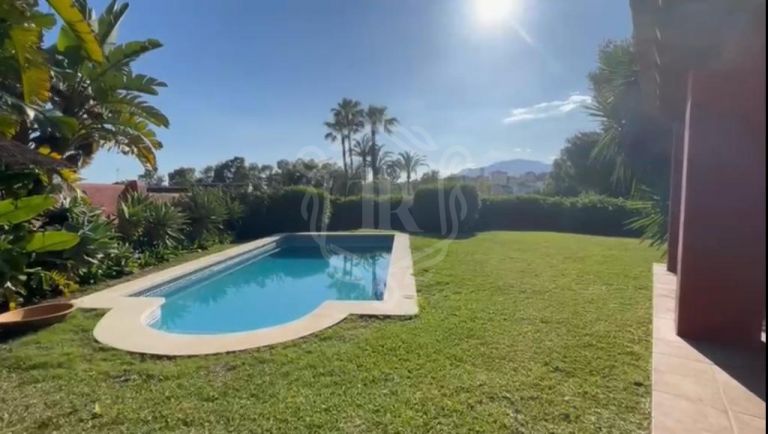 Encantadora villa de vacaciones muy bien decorada en la Nueva Milla de Oro de Estepona