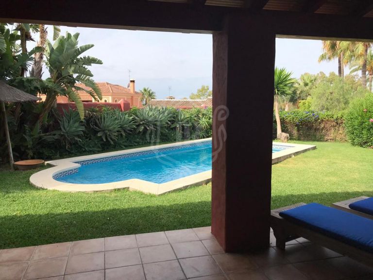Encantadora villa de vacaciones muy bien decorada en la Nueva Milla de Oro de Estepona