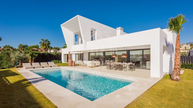 Villa a estrenar en El Paraíso a poca distancia a pie de la playa, Nueva Milla de Oro, Estepona